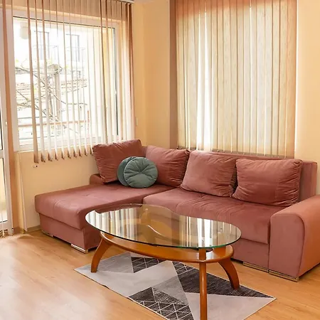 Spacious&central 2-bd In With Parking Warna
