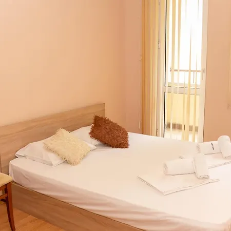 Spacious&central 2-bd In With Parking * Warna