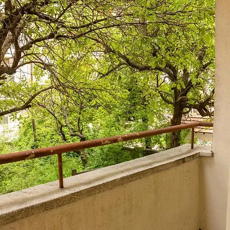 Spacious&central 2-bd In With Parking Apartament