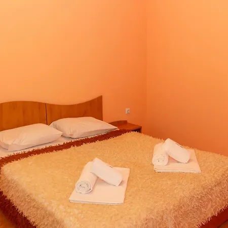 Spacious&central 2-bd In With Parking Warna